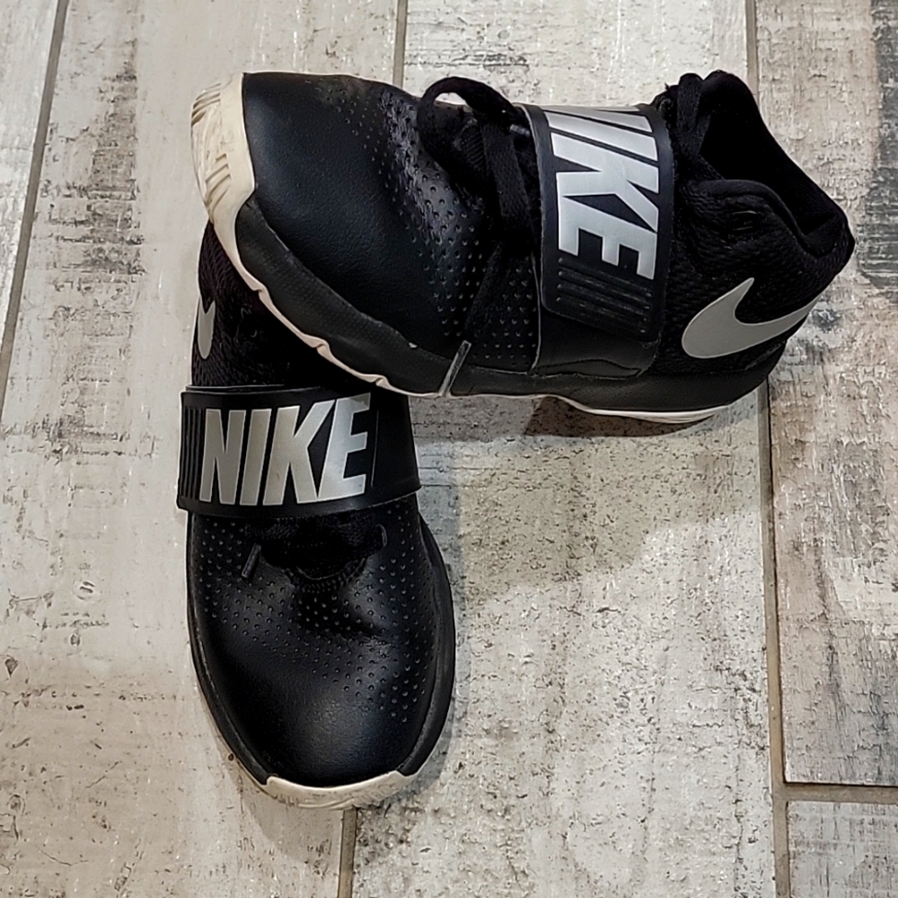 BOYS NIKE 3.5 YOUTH BASKETBALL SHOES